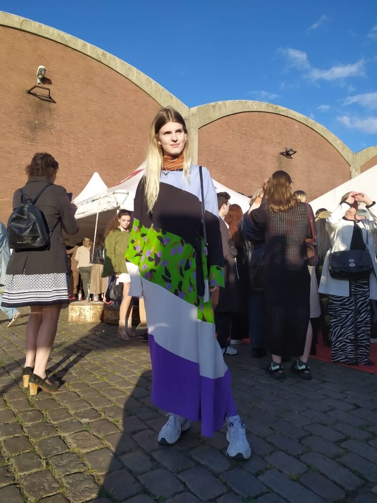 Emma Bale, who always tries to support Belgian designers by wearing their clothes on events, explained that the Royal Academy Fashion is inspiring.