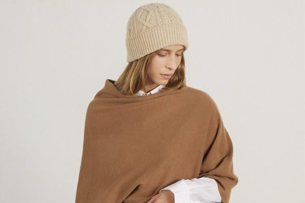 Éric Bompard offers luxurious cashmere pieces combining timeless elegance and exceptional comfort.